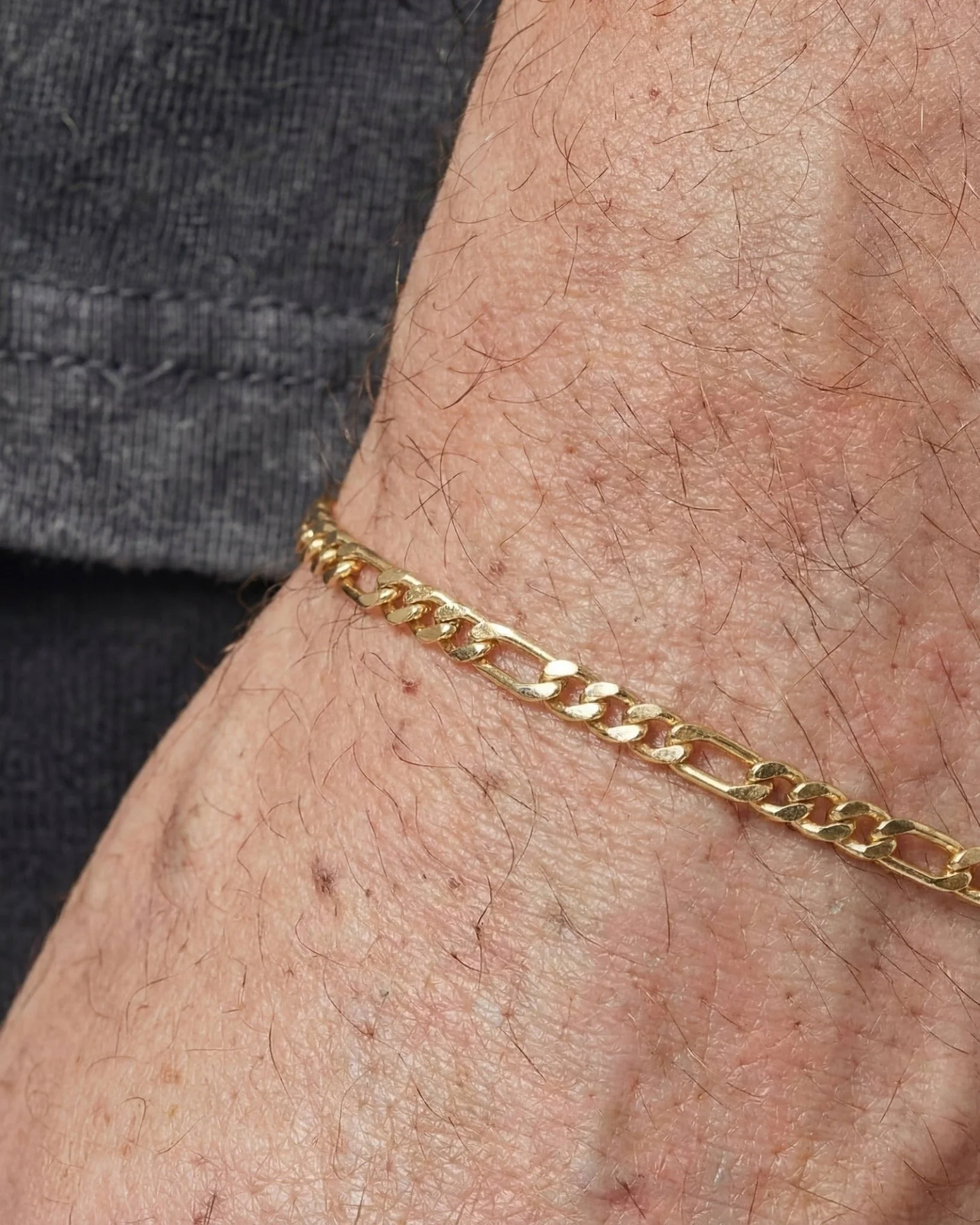CLEAN FIGARO BRACELET. - 3MM GOLD - Image 4